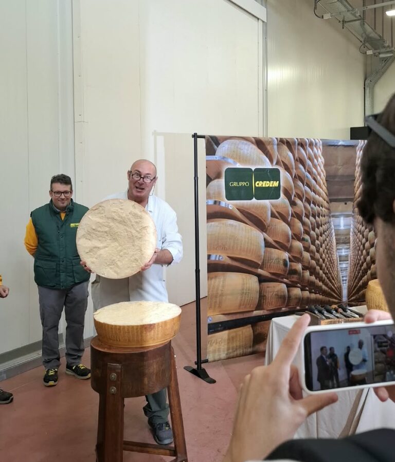 Apertura di una forma di Parmigiano Reggiano durante l'inaugurazione dell'ampliamento dei Magazzini Generali delle Tagliate